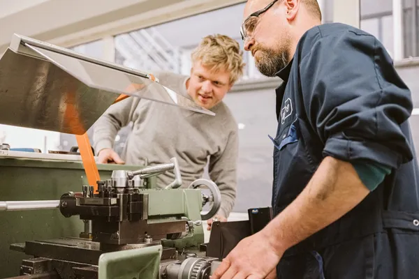 Lesgever en student in actie